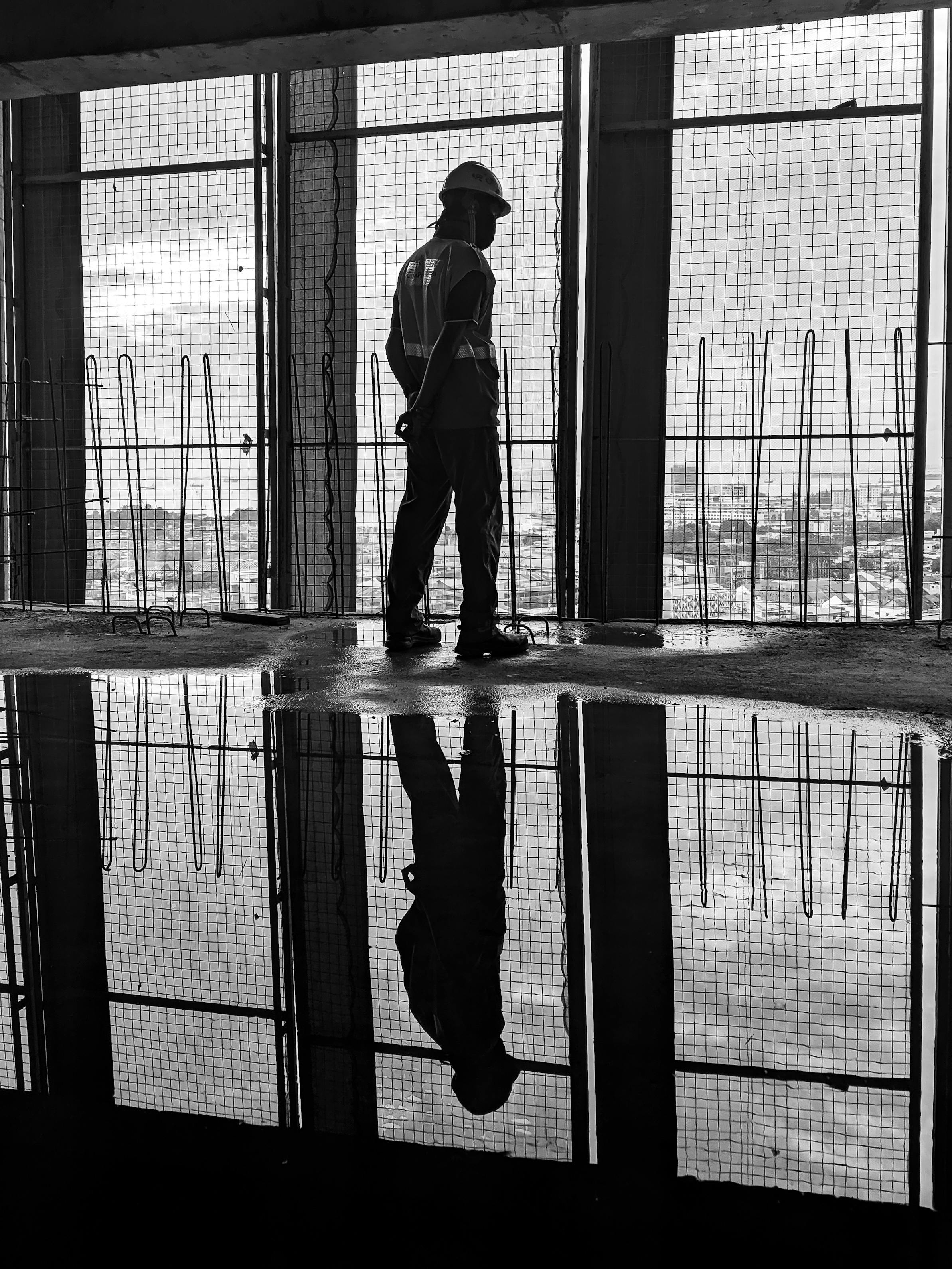 Ingénieur consultant un dossier technique sur tablette